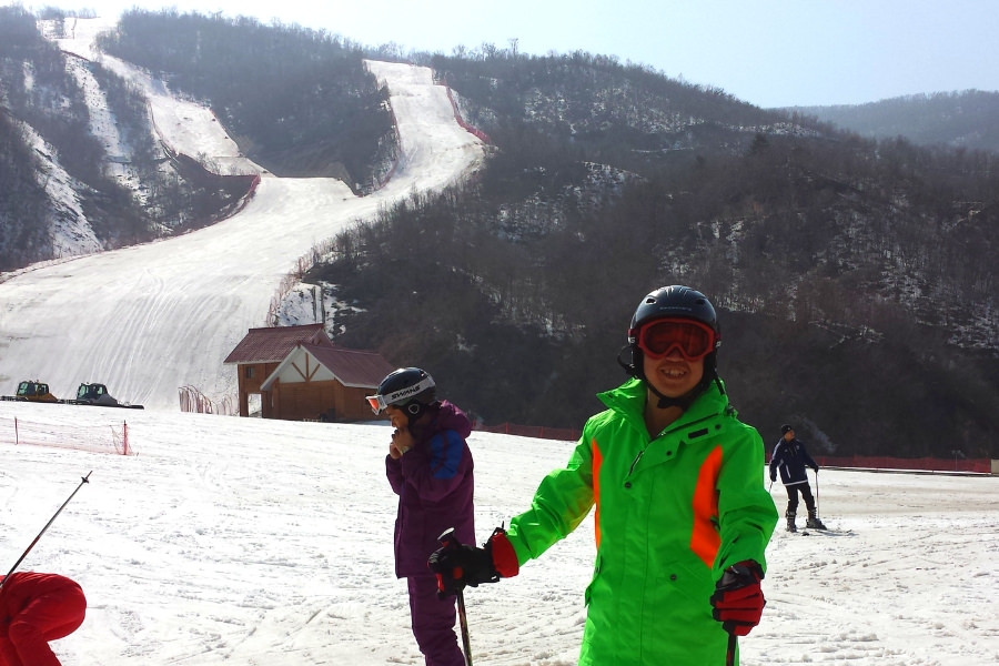 Guía de Corea del Norte en la pista de esquí Masikryong en Corea del Norte. Viaje organizado por KTG