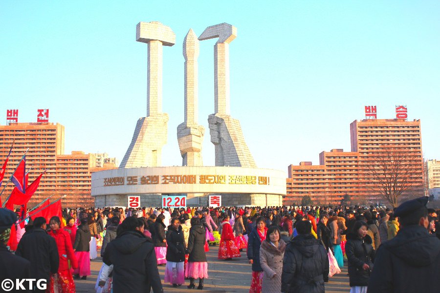 Cumpleaños de la madre Kim Jong Suk en Corea del Norte. El 24 de diciembre es un feriado nacional en la RPDC y se celebran bailes masivos en Pyongyang. Esta foto fue tomada por KTG Tours