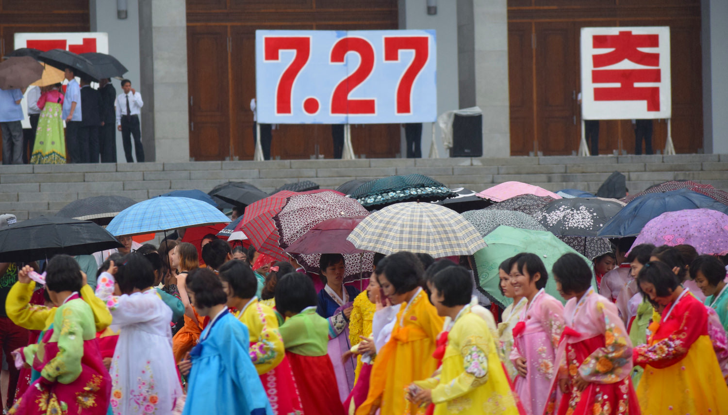 Danses de masse célébrant le jour de la victoire en Corée du Nord (RPDC). Voyage organisé par KTG Tours