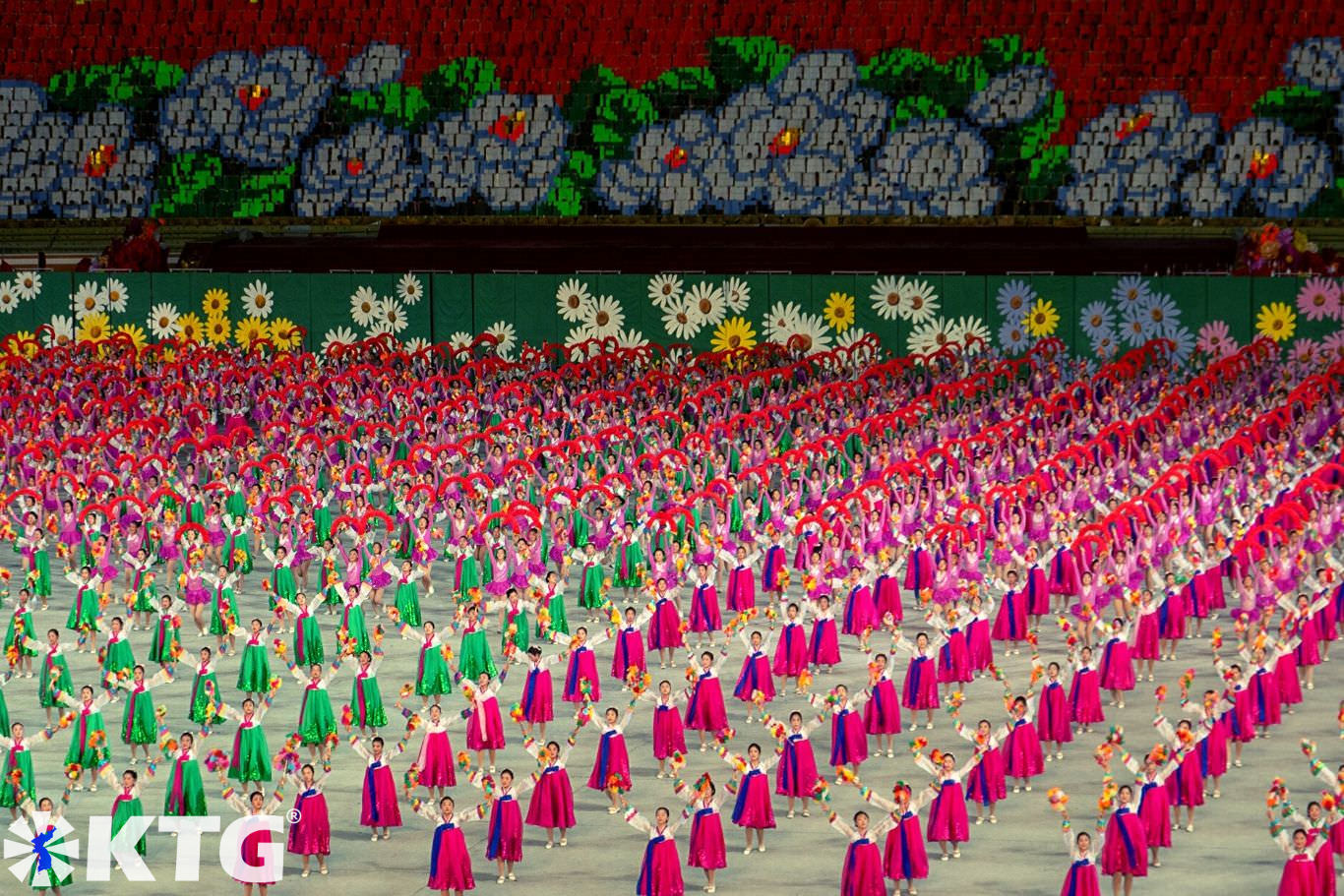 Damas norcoreanas actuando en los Mass Games en May Day Stadium, agosto de 2019, en Pyongyang, Corea del Norte (RPDC). Viaje organizado por KTG Tours