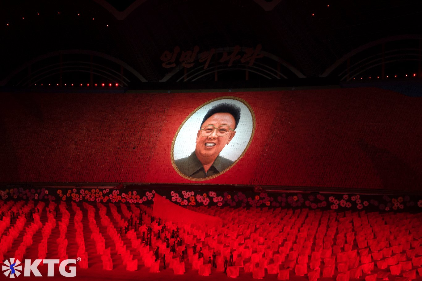 Retrato del Dirigente Kim Jong Il en los Juegos Masivos en Pyongyang, Corea del Norte (RPDC). Esto es en el Estadio Rungrado May Day en Pyongyang. Foto tomada por KTG Tours