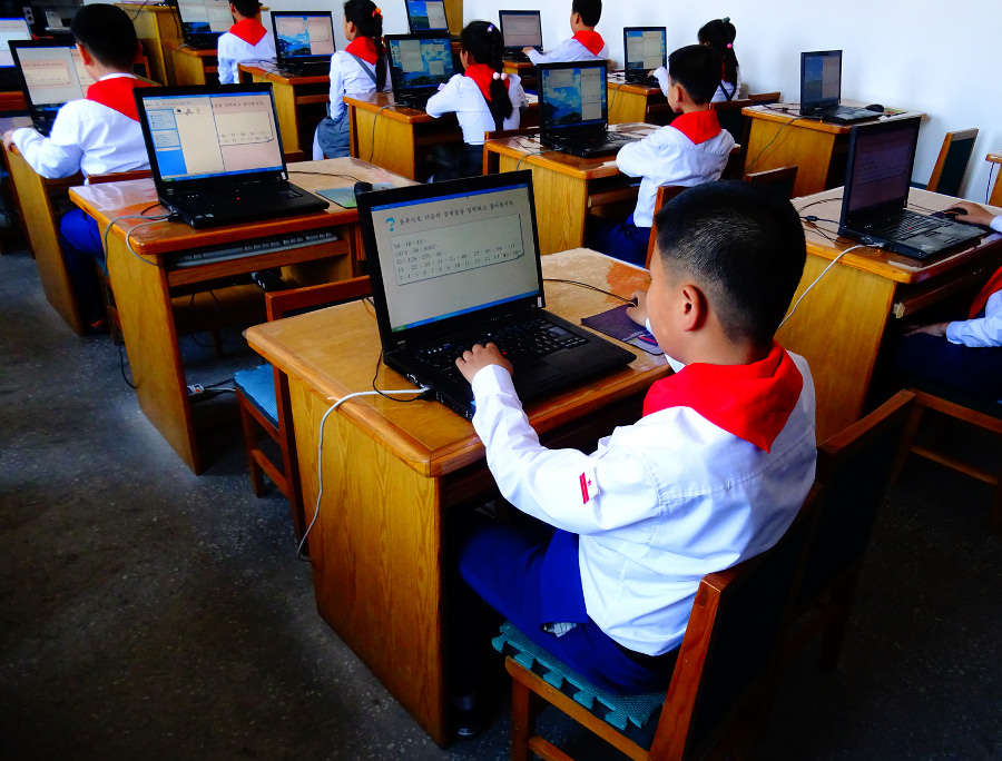 Estudiantes norcoreanos en computadoras en una lección de matemáticas en la escuela primaria Dongsuk en la ciudad de Pyongsong haciendo fila en la mañana antes de la clase. Esto está en la provincia de Pyongan del Sur en Corea del Norte, RPDC. Fotografía realizada por KTG Tours