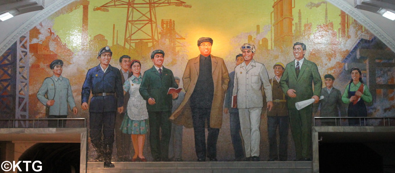 El Metro de Pyongyang | KTG&reg; Tours | es uno de los m&aacute;s profundos y lujosos del mundo con mosaicos de la revoluci&oacute;n coreana y retratos de los l&iacute;deres Kim Il Sung y Kim Jong Il. Viaje a la capital de Corea del Norte