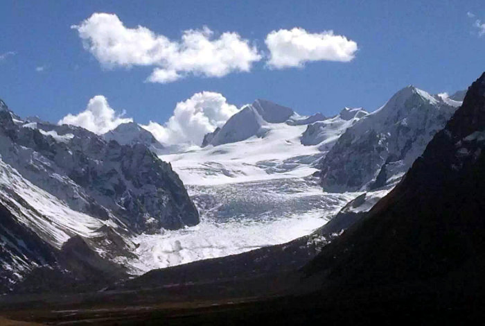 El glaciar Midui en Tibet, China