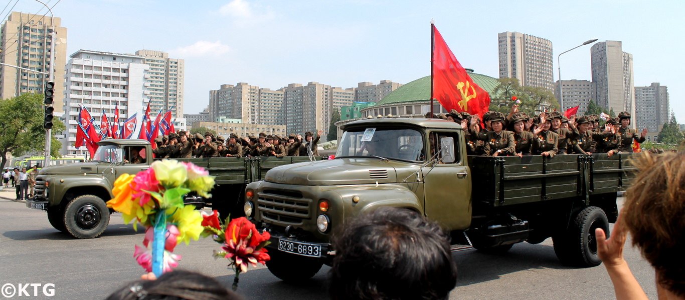 Salida de un desfile militar en Pyongyang capital de Corea del Norte (RPDC). Fotografía tomada por y viaje organizado por KTG