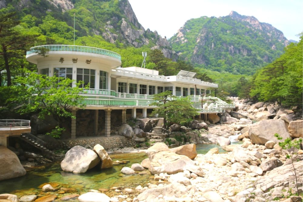 Restaurant à l'extérieur de Kumgangsan, Corée du Nord avec KTG