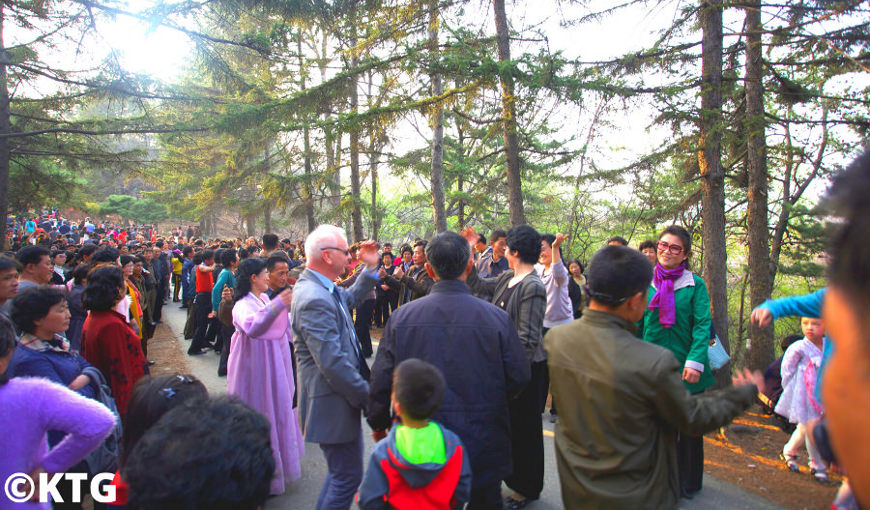 Un voyageur de KTG dansant dans le parc Moran le 15 avril avec des Nord-Coréens célébrant l'anniversaire du Président Kim Il Sung