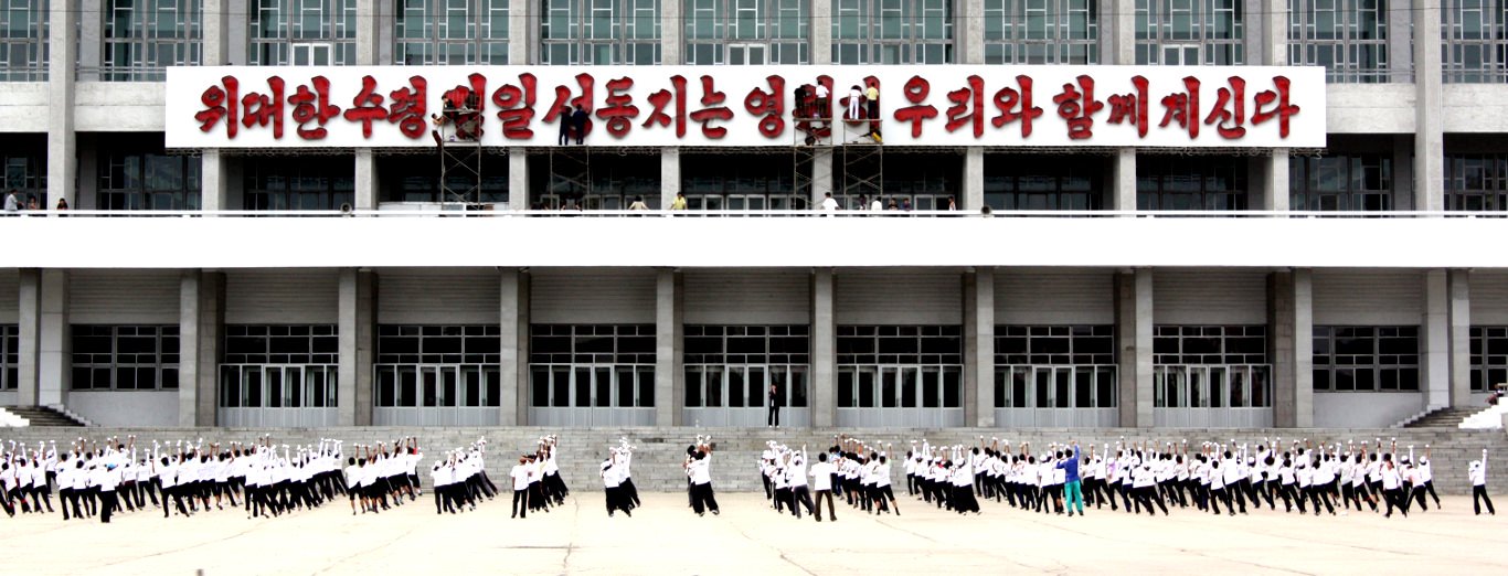 Trabajadores en Corea del Norte haciendo ejercicios matinales