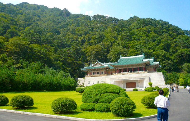 Mont Myohyang lors d'une journée ensoleillée, Corée du Nord (RPDC)