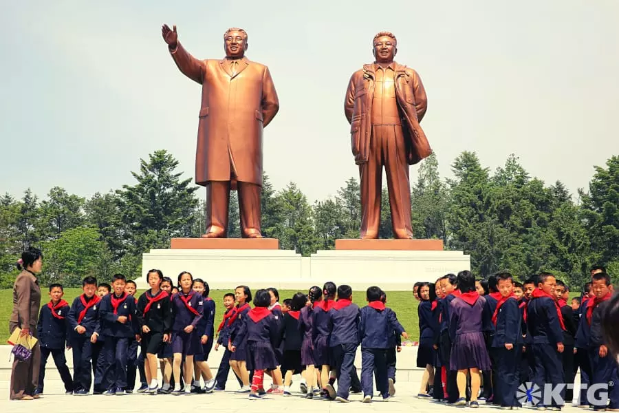 Statue del Presidente Kim Il Sung e del Presidente Kim Jong Il sul Monte Tonghung a Hamhung, capitale della provincia di Hamgyong del Sud, seconda città più grande della Corea del Nord (RPDC). Viaggio organizzato da KTG Tours