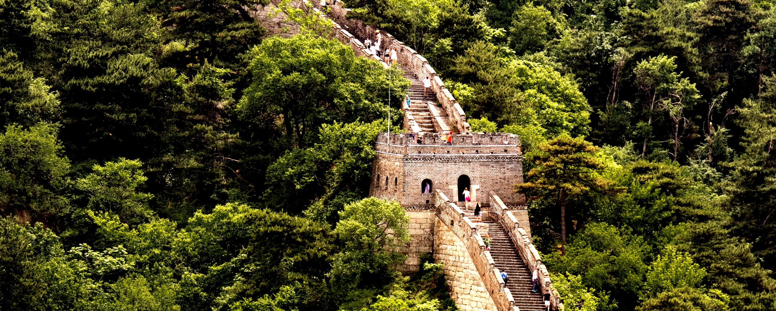 La sección de la Gran Muralla de China Mutianyu se encuentra en un lugar boscoso con riachuelos