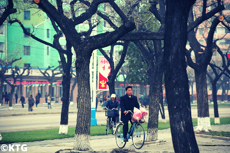 norcoreans montando en bicicleta en Pyongyang, capital de Corea del Norte