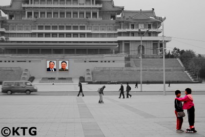 Enfants patinant sur la place Kim Il Sung
