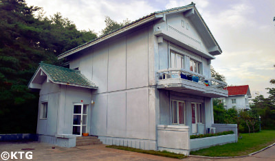 Maisons sur la plage de Majon près de la ville de Hamhung sur la côte est de la Corée du Nord