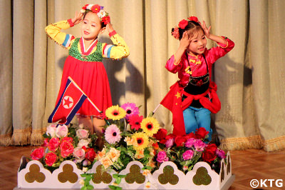 Actuación en el jardín de infancia Ponbu en Sinuiju, una importante ciudad fronteriza de Corea del Norte