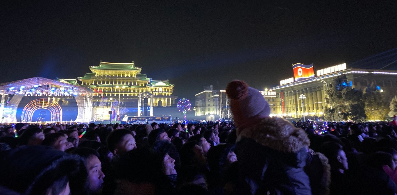 Miles de norcoreanos reunidos en la plaza Kim Il Sung para el Año Nuevo. Viaje organizado por KTG Tours