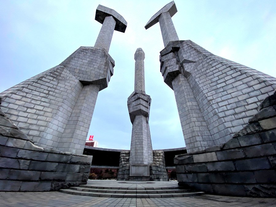 Monumento de la Fundación del Partido de los Trabajadores de Corea en Pyongyang, capital de Corea del Norte. Viaje a la RPDC organizado por KTG Tours