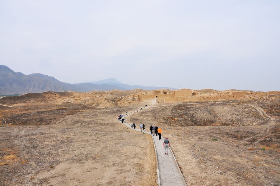 Randonnée vers la forteresse de Nissa, site UNESCO près d'Achgabat au Turkménistan