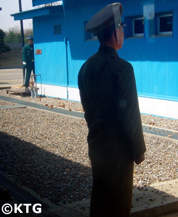 Los soldados norcoreanos y surcoreanos se cruzan miradas en Panmunjom en la DMZ. Viaje organizado por KTG Tours