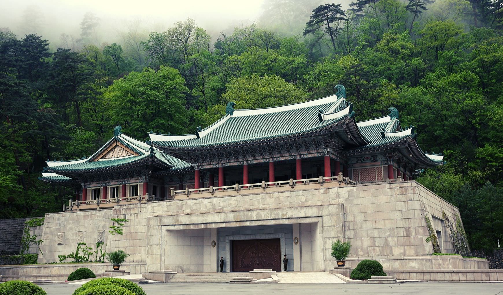 Centre d'exposition international de l'amitié sur le mont Myohyang, un bel endroit en Corée du Nord, c'est-à-dire en RPDC. Voyage organisé par KTG Tours