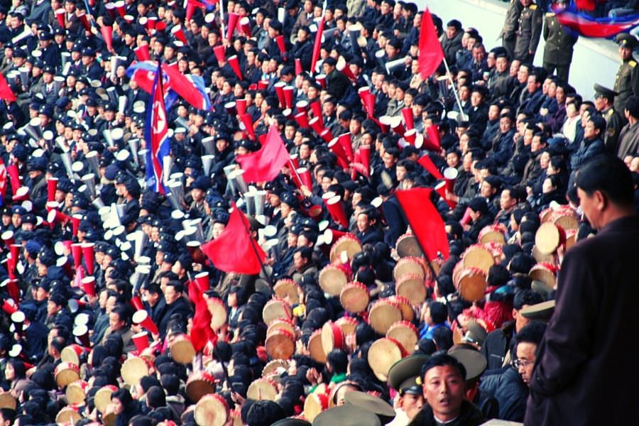 Fans de l'équipe de football nord-coréenne soutenant la RPDC lors d'un match contre le Japon au stade Kim Il Sung de Pyongyang, capitale de la Corée du Nord. Ce voyage de football en Corée du Nord a été organisé par KTG Tours.