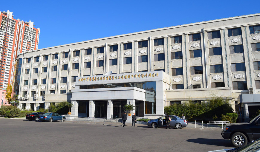 Le Pyongyang Hotel est un hôtel de deuxième classe situé en face du grand théâtre de pyongyang. Il possède l'un des meilleurs cafés de la capitale de la Corée du Nord. Photo prise par KTG Tours, voyagez avec nous en RPDC