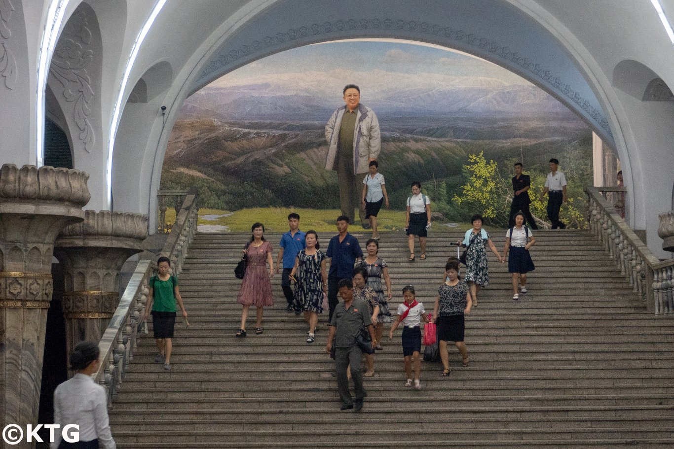 Metro de Pyongyang en Corea del Norte (RPDC). Viaje organizado por KTG Tours