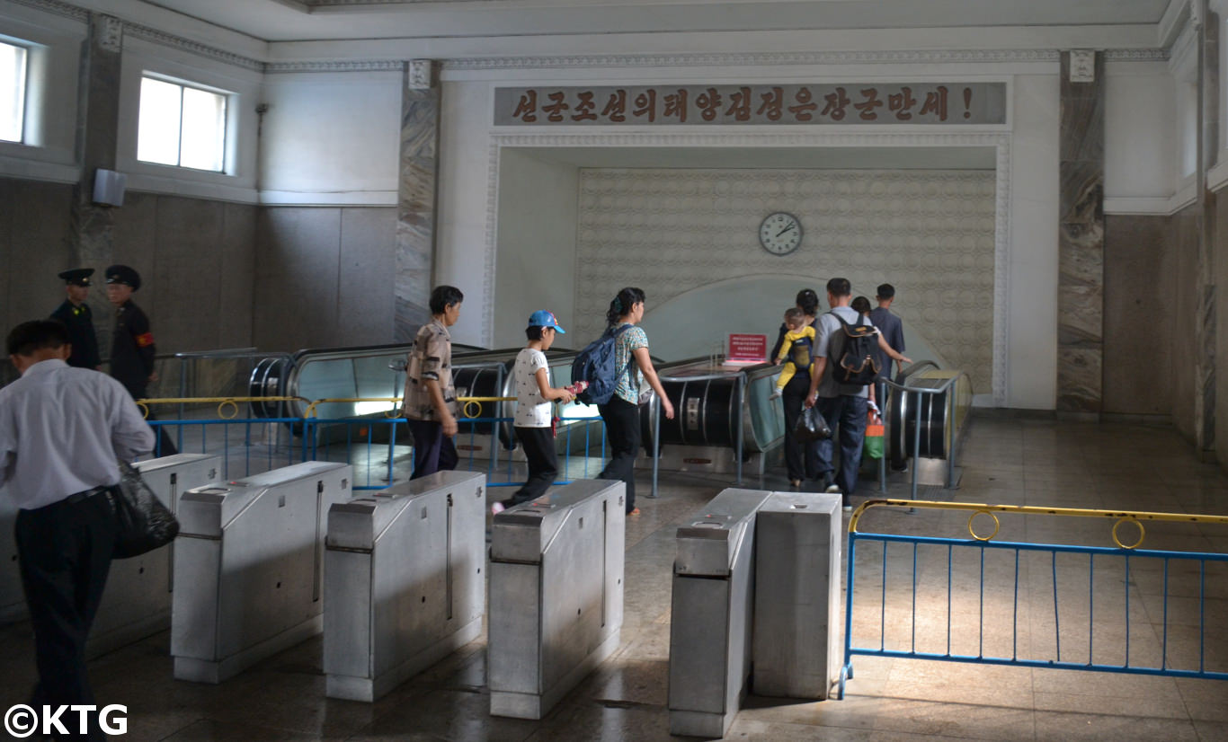 Entrada al metro de Corea del Norte, Pyongyang (RPDC)