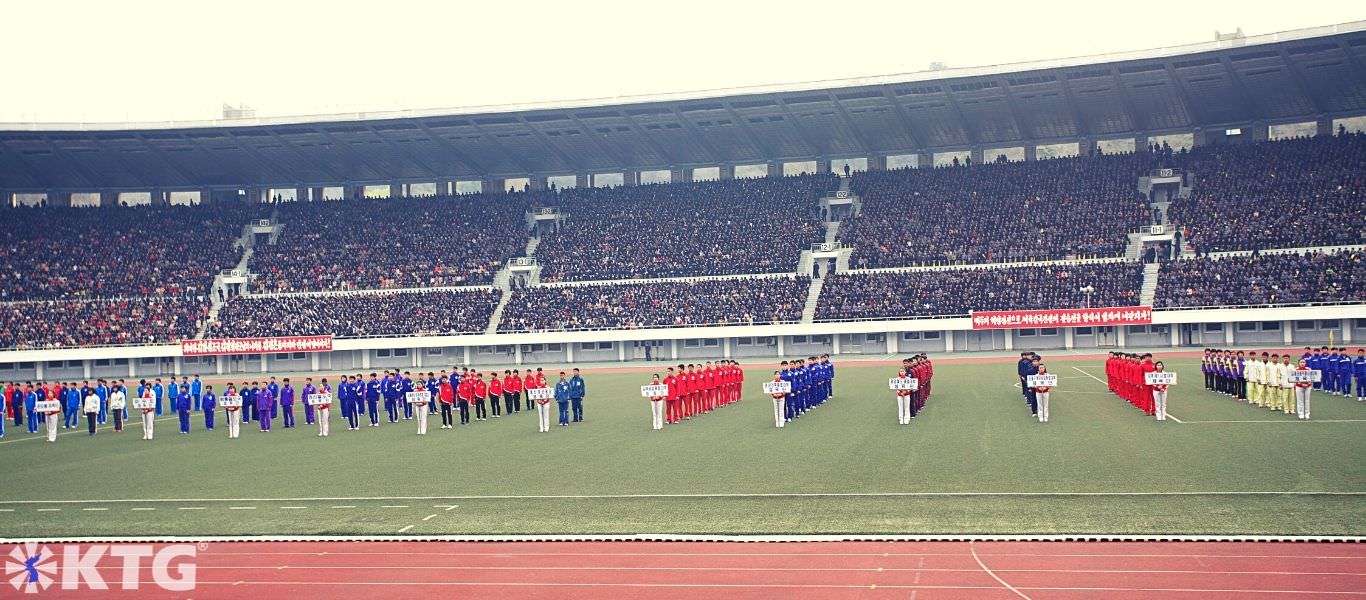 Atletas desfilando en el Estadio Kim Il Sung en Pyongyang, capital de Corea del Norte, RPDC. Fotografía de Corea del Norte tomada por KTG Tours