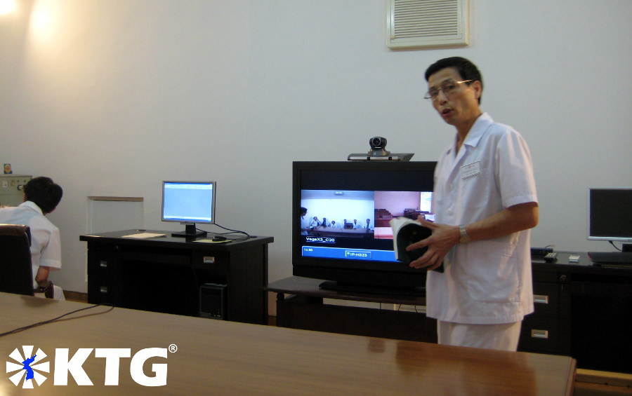 Nordkoreanischer Arzt in einem Konferenzraum der Entbindungsklinik Pjöngjang in der DVRK. Bild von Nordkorea aufgenommen von KTG Tours