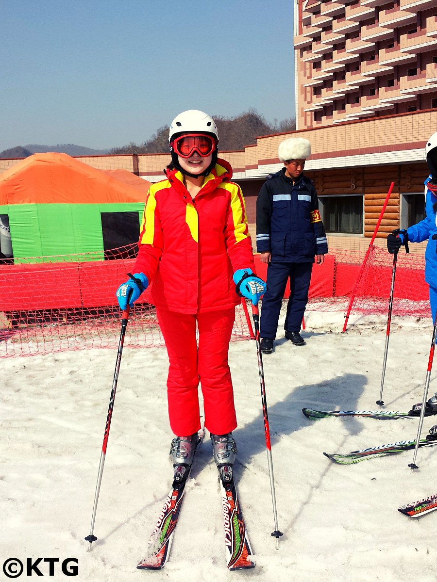 Guía mujer norcoreana en la estación de esquí de Masikryong en la RPDC. Viaje de esquí en Corea del Norte organizado por KTG Tours