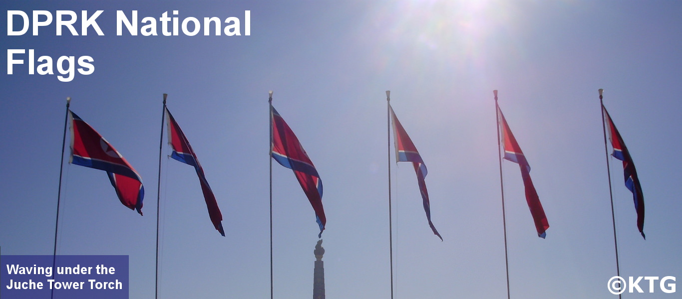 Drapeaux de la RPDC (Corée du Nord) flottant sous le vent en face de la tour Juche à Pyongyang