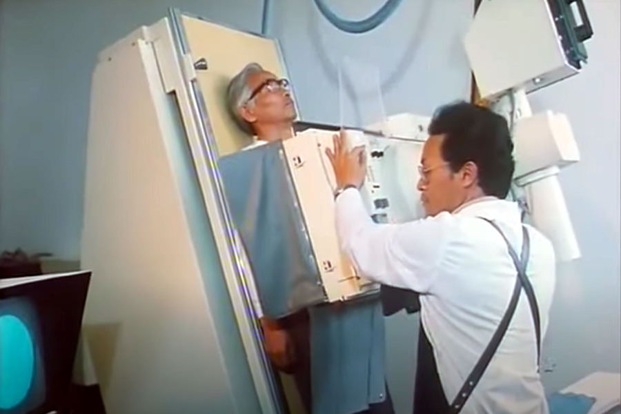 Ciudadano japonesa en el Hospital Materno de Pyongyang. Escena de la película El País que Vi