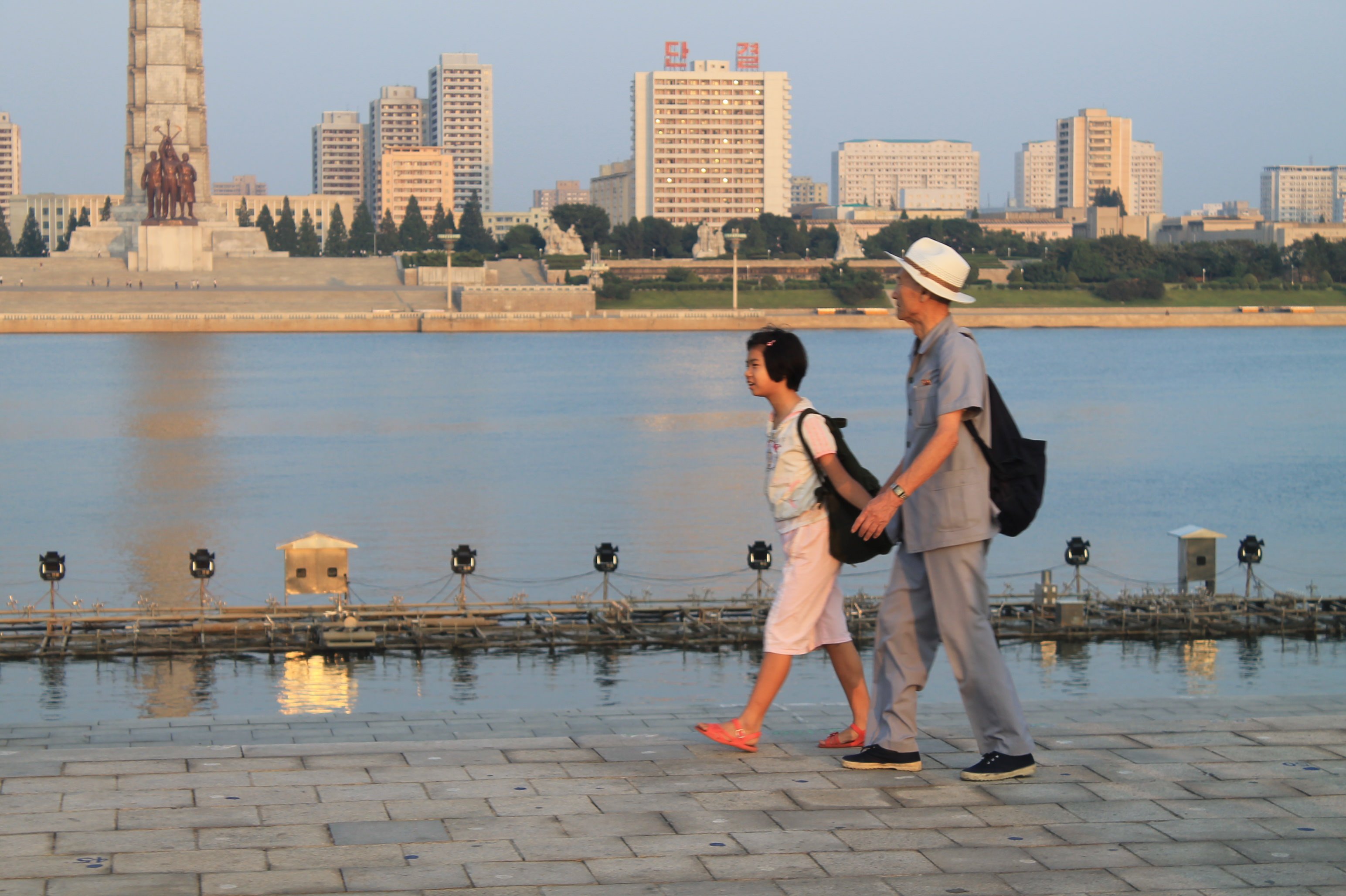 Población de Corea del Norte; abuelo y nieta pasean por el Río Taedong en Pyongyang. Viaje organizado por KTG