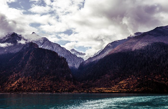 Nyingchi en el este del Tibet, China. Tiene un islote.