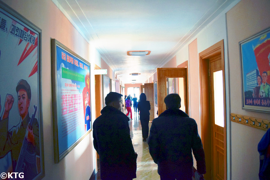 Hallway et affiches de propagande nord-coréenne à l'orphelinat Rajin à Rason, une zone économique spéciale en Corée du Nord, RPDC. Voyage organisé par KTG Tours