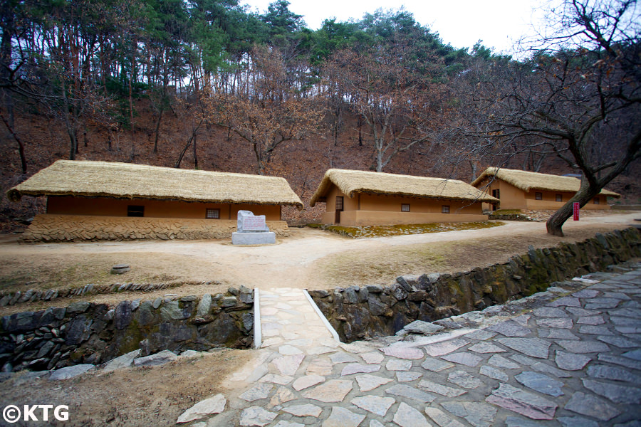 Anciens dortoirs d'étudiants sur le site révolutionnaire de Paeksongri près de la ville de Pyongsong, RPDC (Corée du Nord). Ce site caché dans une vallée de la province de Pyongan du Sud est l'endroit où l'Université Kim Il Sung s'est déplacée pendant la guerre de Corée. Rejoignez KTG Tours pour visiter la Corée du Nord!