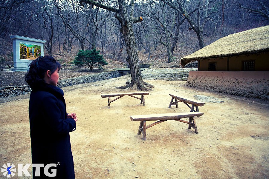 Sitio revolucionario de Paeksongri. Aquí es donde se trasladó la universidad Kim Il Sung durante la Guerra de Corea. Foto de Corea del Norte tomada por KTG Tours