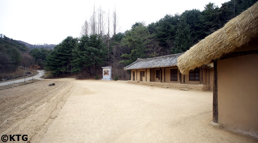 Site révolutionnaire de Paeksong près de la ville de Pyongsong, RPDC (Corée du Nord). L'université Kim Il Sung a déménagé ici pendant la guerre de Corée. Photographie prise par KTG Tours.