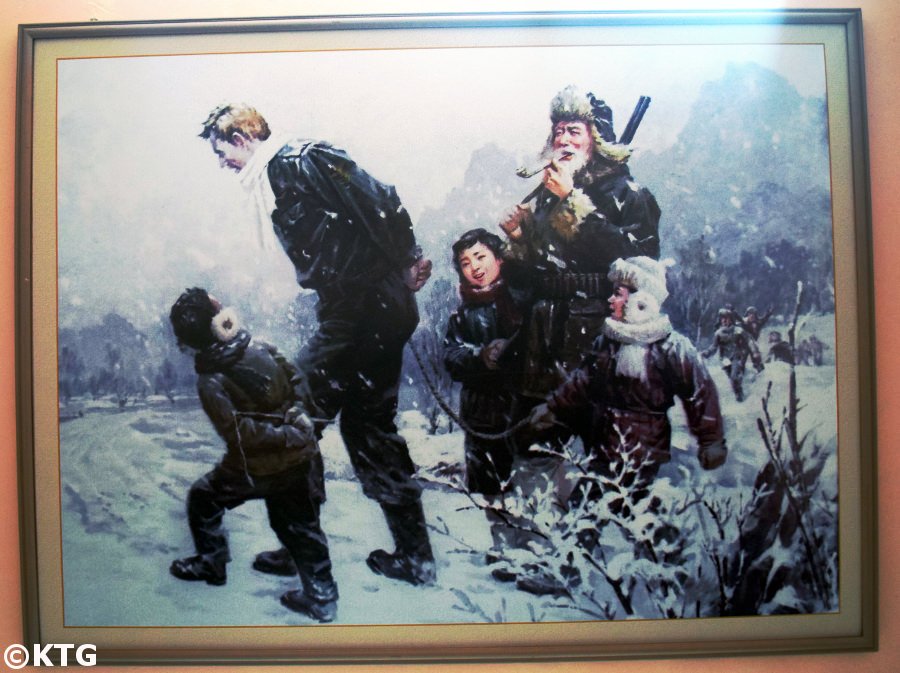 Peinture d'un soldat américain capturé par des Nord-Coréens à l'orphelinat de Rajin à Rason, une zone économique spéciale en Corée du Nord, RPDC. Voyage organisé par KTG Tours
