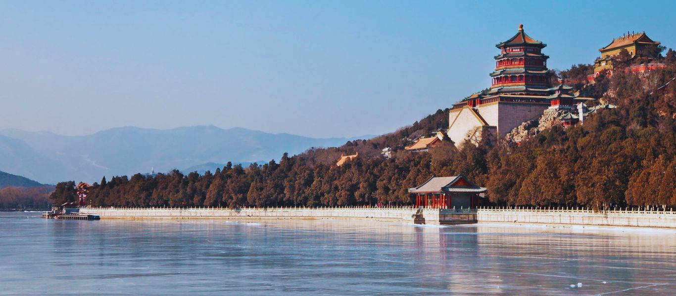 El Palacio de Verano en Pekin, Beijing, capital de China. Foto sacada en el invierno con el lago Kunming congelado. Viaje a China con KTG