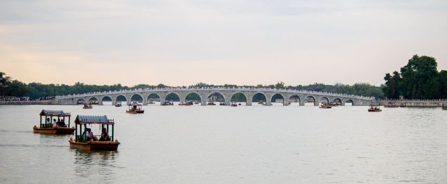 Puente de los dieciseis arcos en el Palacio de Verano en Pekin, Beijing, China