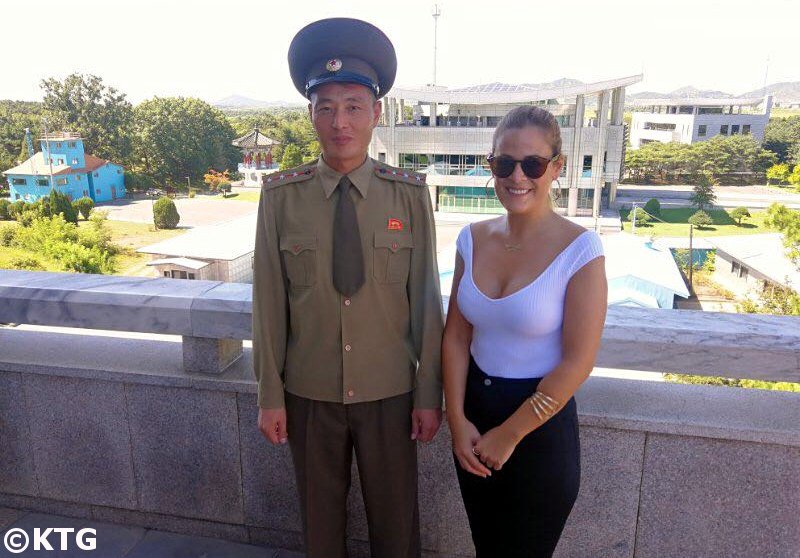 Voyageur de KTG et officier de la KPA posent pour une photo dans le bâtiment faisant face à la ligne de démarcation militaire et à la maison de la liberté en Corée du Sud. Les officiers militaires nord-coréens sont très amicaux avec les voyageurs de la DMZ