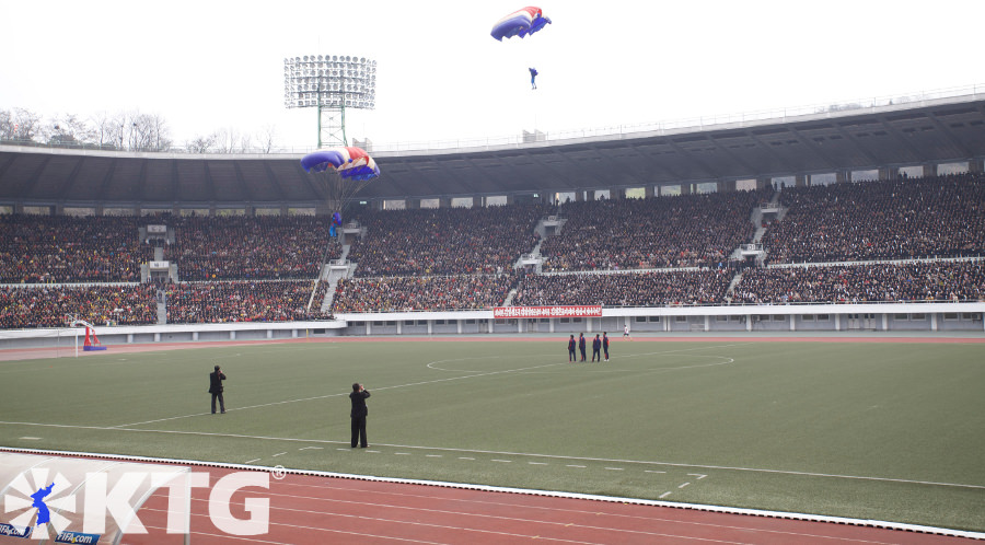 Paracaidistas aterrizan en el estadio Kim Il Sung en Pyongyang, capital de Corea del Norte, RPDC. Foto de Corea del Norte tomada por KTG Tours