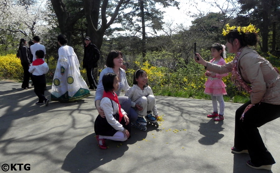 voyageur de KTG avec des locaux au parc à Pyongyang en Corée du Nord