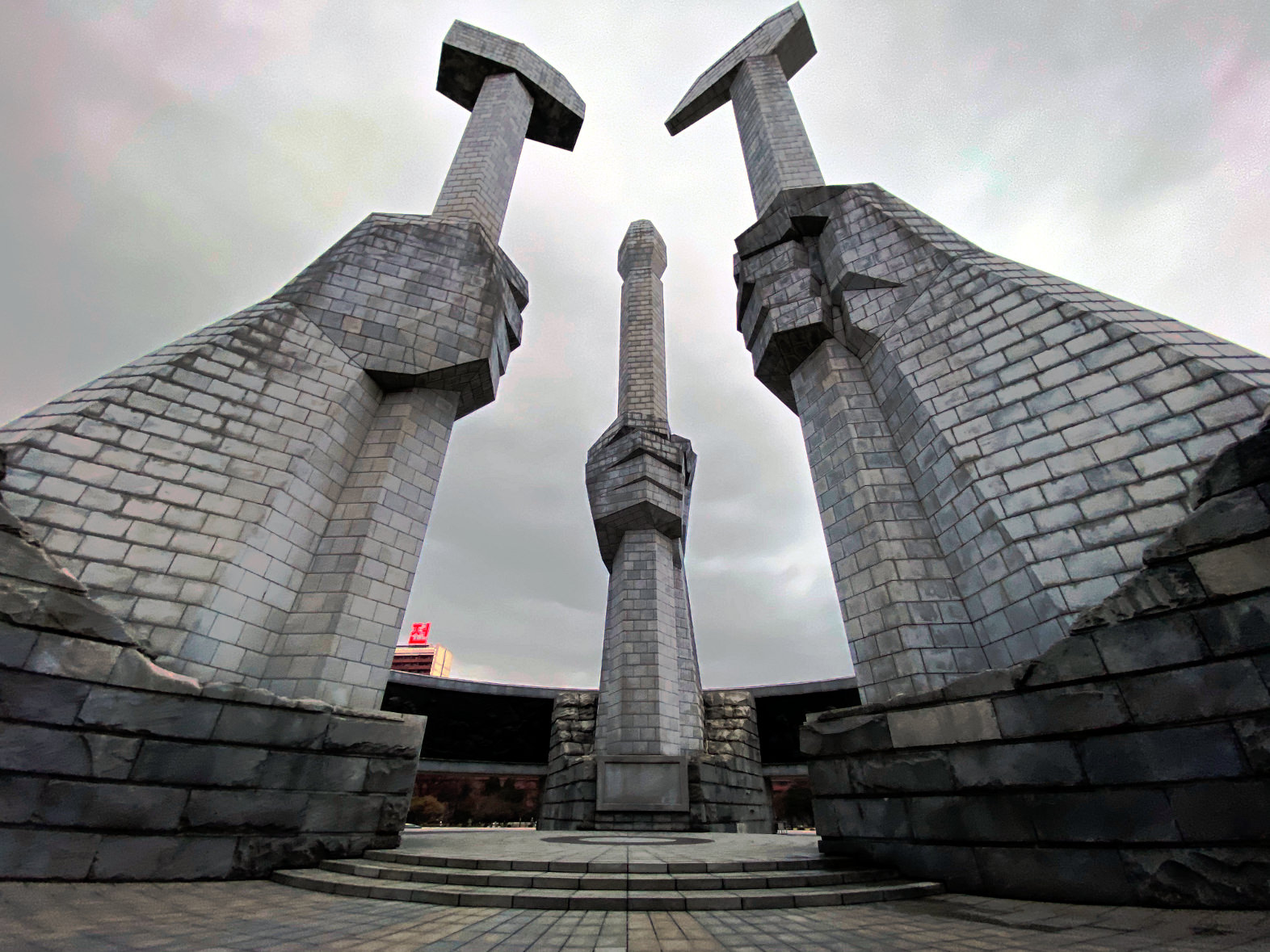 monuments du parti des Travailleurs à Pyongyang en Corée du Nord. Voyage organisé par KTG Tours