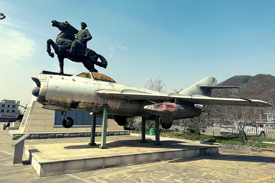 Avión de guerra utilizado en la Guerra de Corea en la aldea de Hekou, cerca de Dandong, China. Tour organizado por KTG travel, es decir, KTG tours