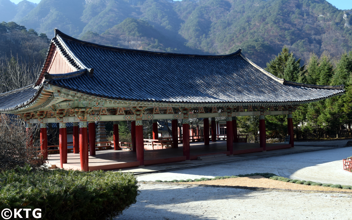 Des moines vivent dans le temple bouddhiste de Pohyon sur le mont Myohyang dans la province de Pyongan du Nord en Corée du Nord (RPDC). Voyage organisé par KTG Tours