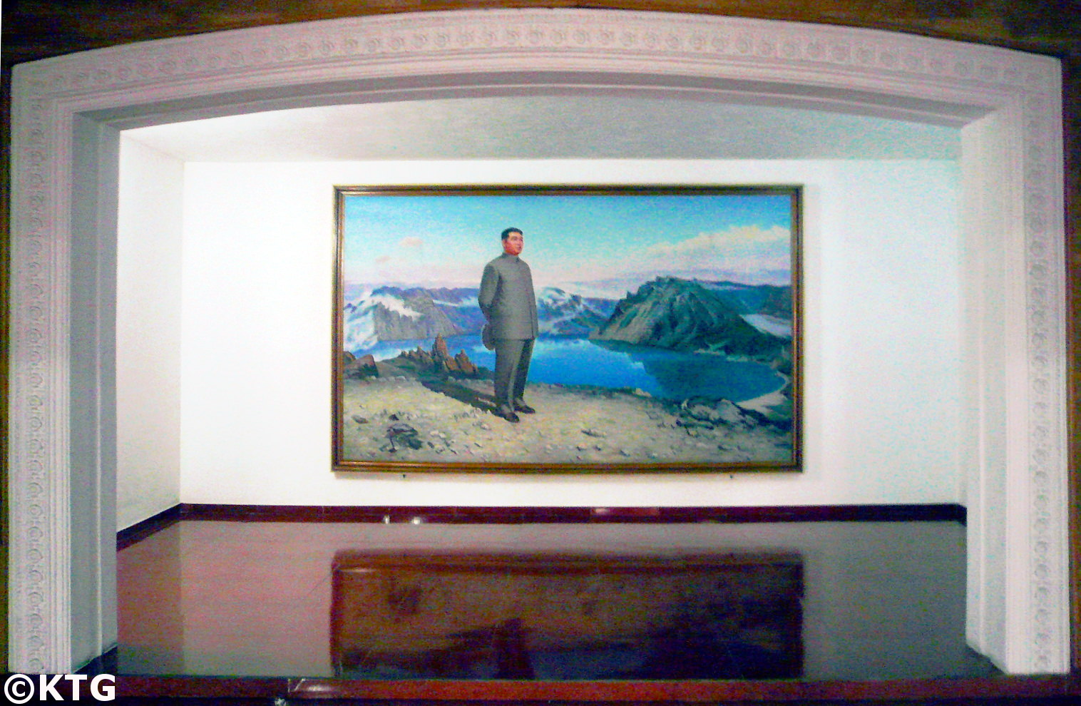 Pintura del presidente Kim Il Sung en el Monte Paektu en el hotel Sinsunhang en la ciudad industrial de Hamhung, la segunda ciudad más grande de Corea del Norte (RPDC). Foto tomada por KTG Tours