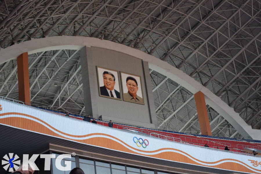 Portraits du Président Kim Il Sung et du Leader Kim Jong Il au stade May Day en Corée du Nord, RPDC. Photo de la Corée du Nord prise par KTG Tours.